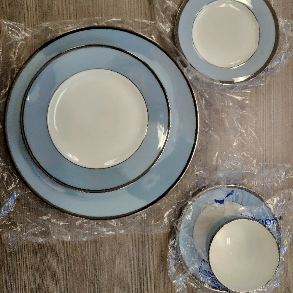 WEDGWOOD DINNER SETTING